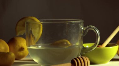 Soğuk algınlığı ve grip tedavileri için limon ve bal seçici odak noktası