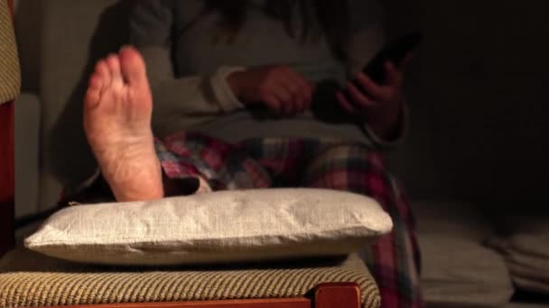 Femeia Din Pijamale Pune Picioarele Sus Relaxează Telefonul Mobil Focalizare — Videoclip de stoc