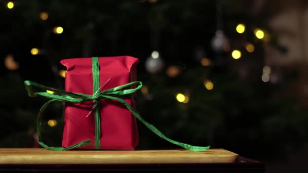 Різдвяний Подарунок Загорнутий Червоно Зелений Святковий Фон Боке Середній Вибірковий — стокове відео