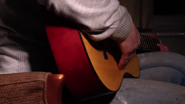 アコースティックギターを演奏するミュージシャン ミディアム4Kショット選択的な焦点 — ストック動画