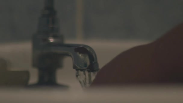 Žena Mytí Rukou Koupelně Umyvadlo Zblízka Zoom Záběr Selektivní Zaměření — Stock video