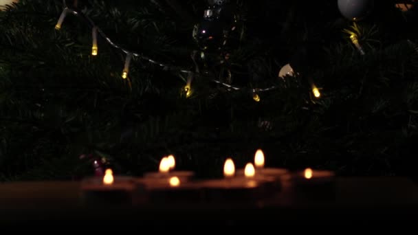 Κεριά Tealight Τρεμοπαίζουν Bokeh Φόντο Μεσαίο Zoom Shot Επιλεκτική Εστίαση — Αρχείο Βίντεο