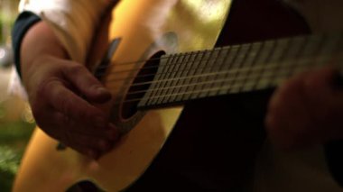 Akustik gitar çalan müzisyen 4k seçici odak noktası