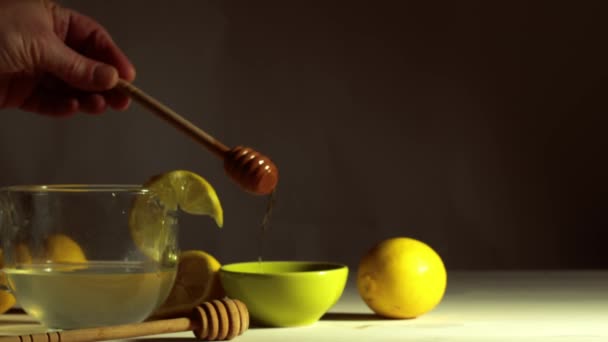 Het Maken Van Hete Citroen Honing Voor Natuurlijke Behandeling Van — Stockvideo