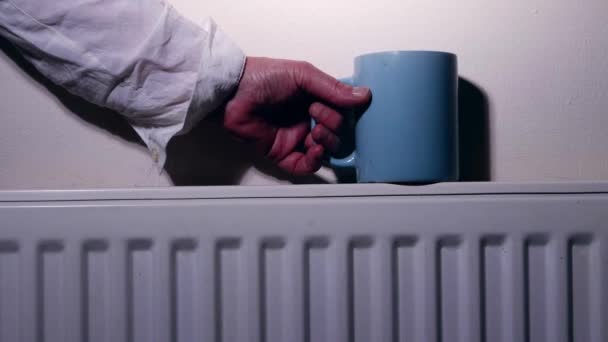 Elinde Çay Fincanı Ile Radyatörde Isınma Orta Derece Zoom Yavaş — Stok video