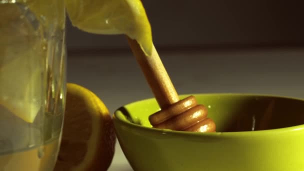 寒さとインフルエンザの自然な治療のためのホットレモンと蜂蜜 ズームショット選択的な焦点を閉じる — ストック動画