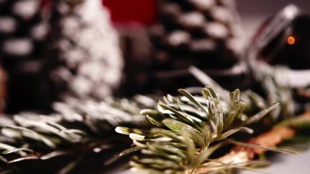 ウィンターパインコーンとホワイトバックグラウンドのクリスマスツリー松の枝 人形のズームショット選択的な焦点 — ストック動画
