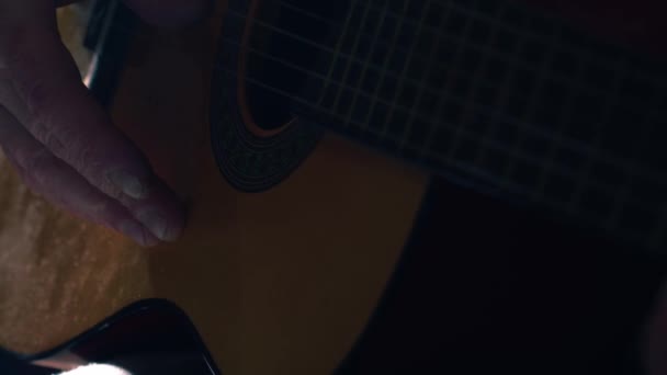 アコースティックギターを演奏するミュージシャン ズームショット選択的な焦点を閉じる — ストック動画