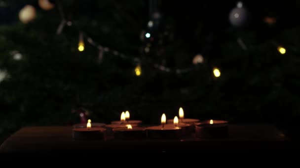 Velas Tealight Parpadeando Con Fondo Bokeh Medio Tiro Enfoque Selectivo — Vídeo de stock