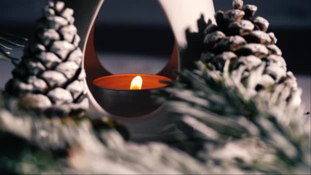 Zen Bruciatore Olio Essenziale Con Pigne Invernali Close Dolly Fuoco — Video Stock