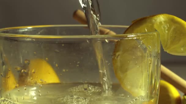 Výroba Horké Citron Med Pro Přirozenou Léčbu Nachlazení Chřipky Zblízka — Stock video