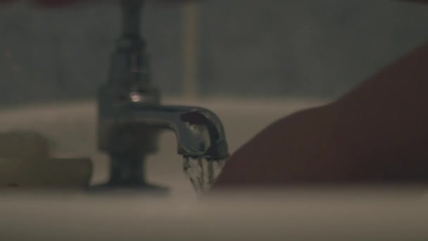 Žena Mytí Rukou Koupelně Umyvadlo Zblízka Výstřel Selektivní Zaměření — Stock video