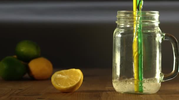 Zitronen Und Limettengeschmack Sprudelndes Wasser Glas Serviert Medium Zoom Schuss — Stockvideo