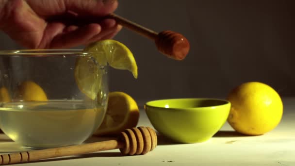 Fazendo Limão Quente Mel Para Tratamento Natural Frio Gripe Média — Vídeo de Stock