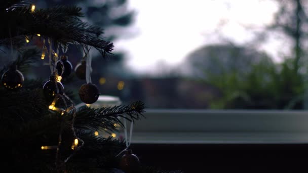 Noel Ağacı Takılar Peri Işıklarıyla Evde Orta Yavaş Çekim Seçici — Stok video