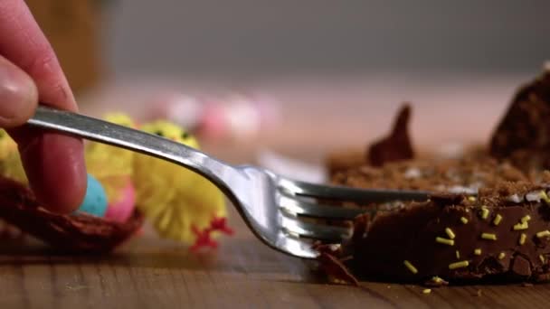 复活节巧克力蛋糕和复活节装饰品关闭4K慢动作镜头选择性聚焦 — 图库视频影像