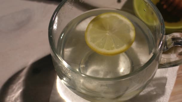 Limón Caliente Miel Para Tratamiento Natural Del Resfriado Gripe Close — Vídeo de stock