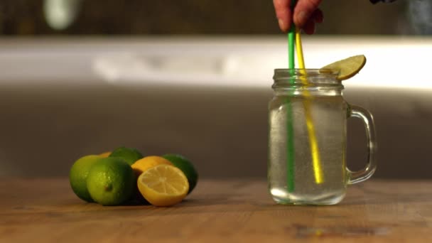 Citron Och Lime Smak Fizzy Vatten Serveras Glas Dricksburk Medium — Stockvideo