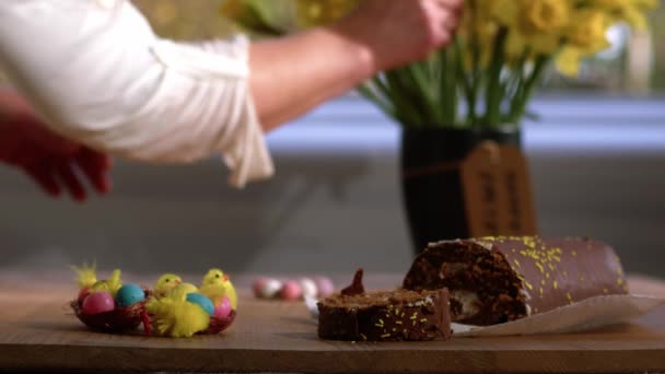 Oslava Velikonoční Čokoládový Dort Narcisy Květiny Displej Medium Výstřel Selektivní — Stock video