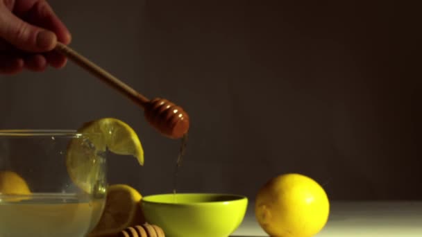 Göra Varm Citron Och Honung För Naturlig Behandling Kyla Och — Stockvideo
