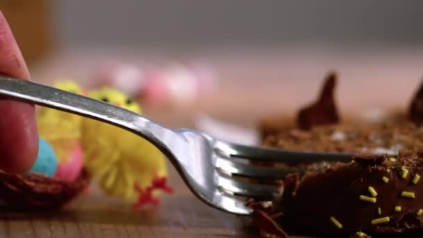 Påsk Choklad Tårta Och Påsk Dekorationer Närbild Zoom Slow Motion — Stockvideo