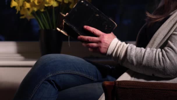 Frau Liest Eine Alte Bibel Stuhl Medium Schuss Selektiven Fokus — Stockvideo