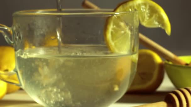 Fazendo Limão Quente Mel Para Tratamento Natural Frio Gripe Zoom — Vídeo de Stock