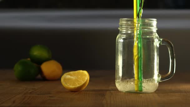 Zitronen Und Limettengeschmack Sprudelndes Wasser Glas Serviert Medium4K Shot Zeitlupe — Stockvideo