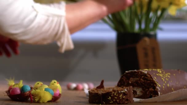 Fira Påsk Choklad Tårta Och Påsklilja Blommor Display Medium Zoom — Stockvideo