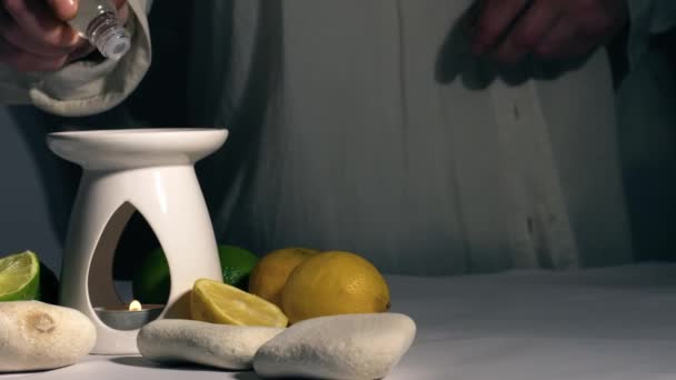Citrus Temel Yağlarını Aromaterapi Yağ Yakıcısına Atmak Seçici Odaklanma Görüntüsü — Stok video