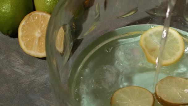 在玻璃碗中加入柠檬和石灰冲孔中 中变焦镜头慢动作选择性聚焦 — 图库视频影像
