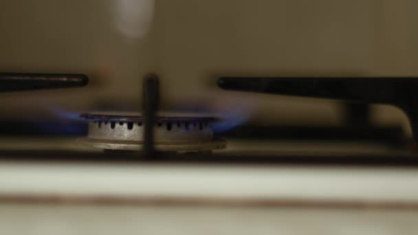 Εστίες Αερίου Στην Κουζίνα Αναφλέγεται Μέσο Πυροβόλησε Επιλεκτική Εστίαση — Αρχείο Βίντεο