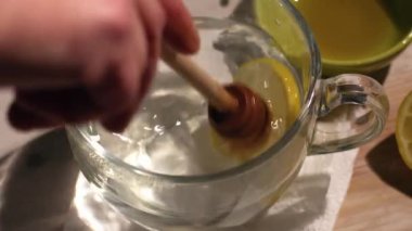 Soğuk algınlığı ve grip ortamına doğal tedavi için sıcak limon ve bal 4k seçici odak noktası