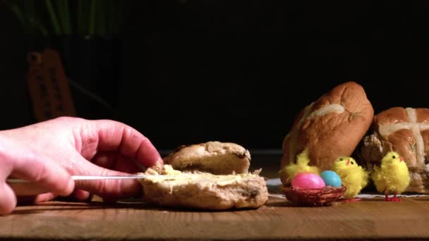Paskalya Sıcak Haç Çöreği Renkli Dekorasyonlar Orta Seçici Odak Noktası — Stok video