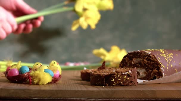 Celebración Pastel Chocolate Pascua Flores Narciso Mostrar Medio Tiro Enfoque — Vídeo de stock