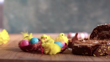 Paskalya çikolatalı pasta ve paskalya yumurtası ve piliç dekorasyonu. Dolly 4k seçici odaklanma kapat.