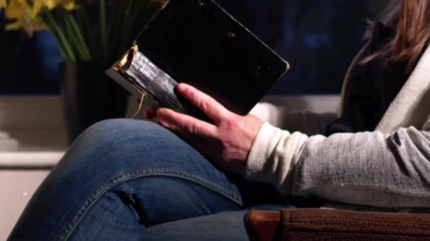 Kobieta Czytająca Starą Biblię Fotelu Średniej Zoom Shot Selektywna Ostrość — Wideo stockowe