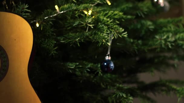 圣诞树前的吉他中焦镜头选择性聚焦 — 图库视频影像