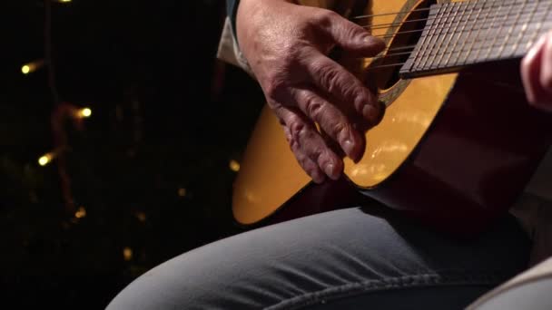 Noel Şarkılarını Gitarla Çalıyorum Ortalama Zum Çekiminin Önünde Seçici Odak — Stok video