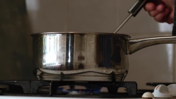 锅里的手工搅拌食物在煤气炉滚筒上中变焦慢动作选择性焦距 — 图库视频影像