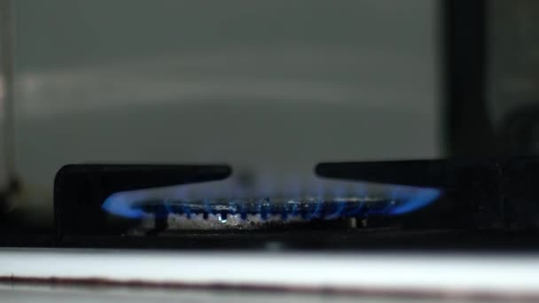 Plynový Sporák Kuchyni Zapaluje Střední Zoom Shot Selektivní Zaměření — Stock video