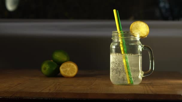 Zitronen Und Limettengeschmack Sprudelndes Wasser Serviert Glas Medium Shot Zeitlupe — Stockvideo