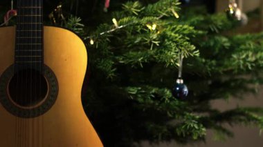 Noel ağacı önünde akustik gitar 4k seçici odak noktası