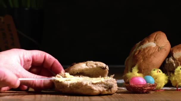 Paskalya Sıcak Haç Çöreği Renkli Dekorasyonlar Seçici Odak Noktası — Stok video