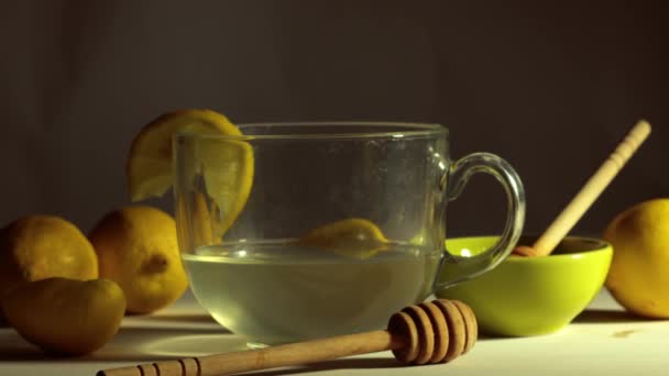 Fazendo Limão Quente Mel Para Tratamento Natural Frio Gripe Médio — Vídeo de Stock
