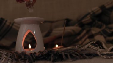 Temel yağı mum titreşimli ortam 4k seçici odak noktasıyla ocağa döküyorum 