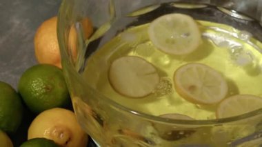 Cam kasede servis edilen limon ve limon kokteyli. Orta boy, yavaş çekim seçici odaklanma.