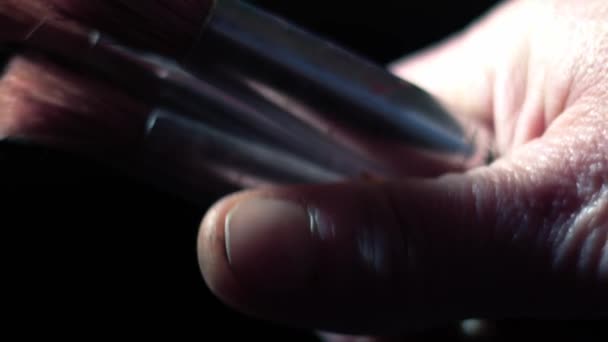 Boya Fırçaları Tutan Hayal Kırıklığına Uğramış Bir Sanatçının Eli Yakın — Stok video