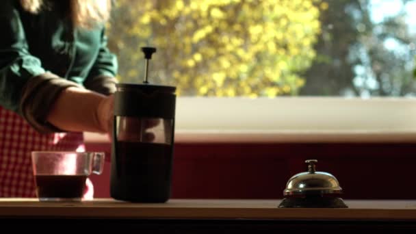 カフェバーメディアショット4Kセレクティブフォーカスでコーヒーを提供する女性 — ストック動画