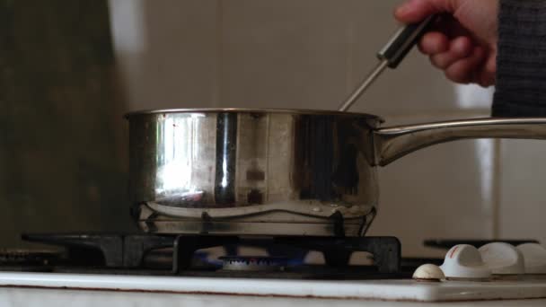 锅里的手工搅拌食物放在煤气炉滚筒上 中4K慢动作选择性焦距 — 图库视频影像